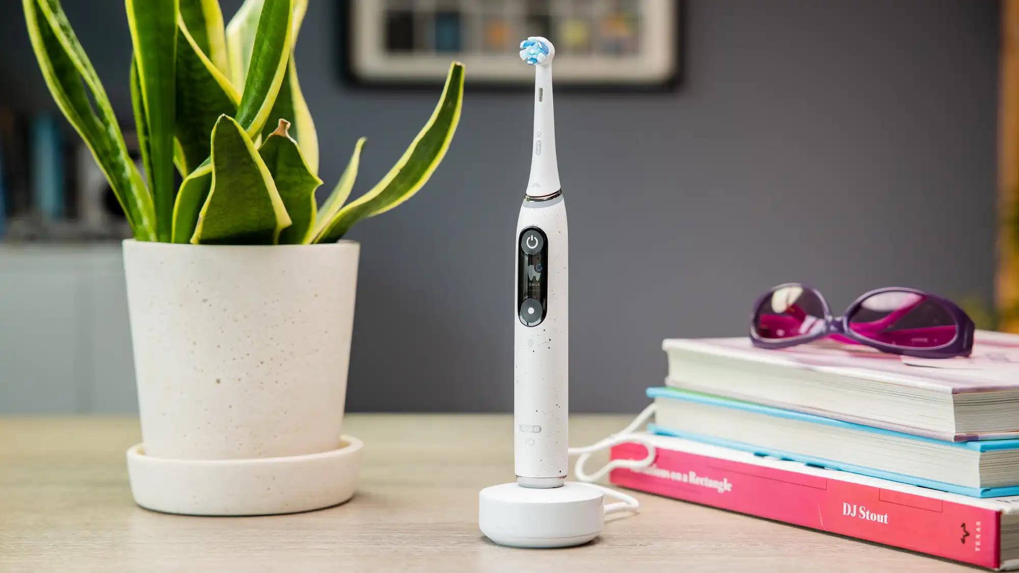 بہترین Oral-B الیکٹرک ٹوتھ برش 2026 26 Oral-B iO10 - چارجر استعمال کرتے وقت ٹوتھ برش کرنے کی ہدایات