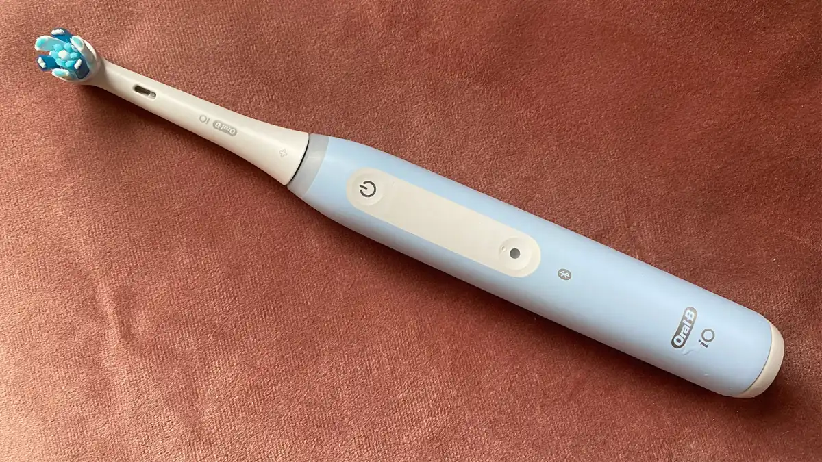 بہترین Oral-B الیکٹرک ٹوتھ برش 2026 28 گلابی کشن کے ساتھ iO4 الیکٹرک ٹوتھ برش