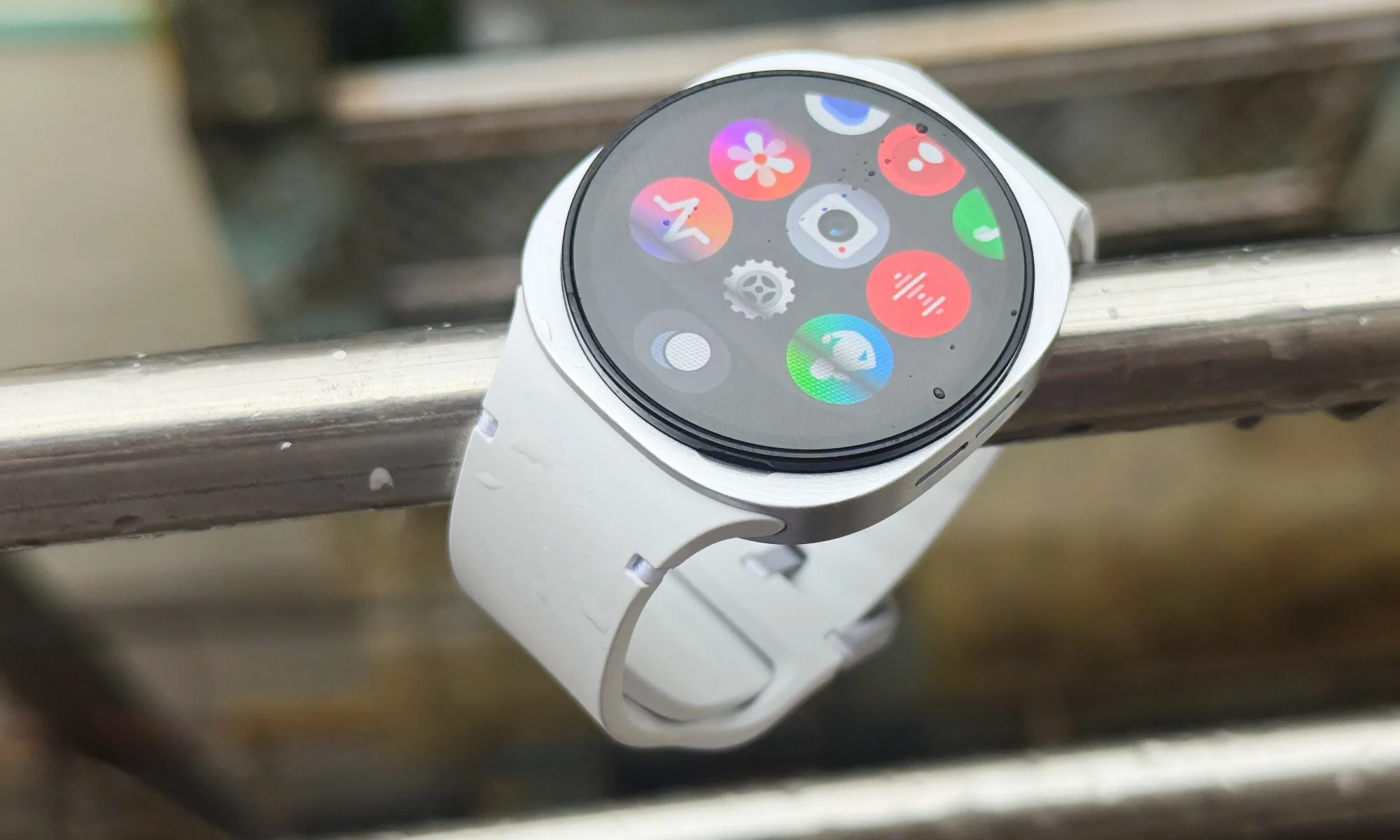 $218 Galaxy Watch 8 ایک پرائم ڈے سمارٹ واچ ڈیل ہے جس کی میں زیادہ تر لوگوں کو تجویز کروں گا۔ 1 Samsung Galaxy Watch 8 کی ہوم اسکرین۔