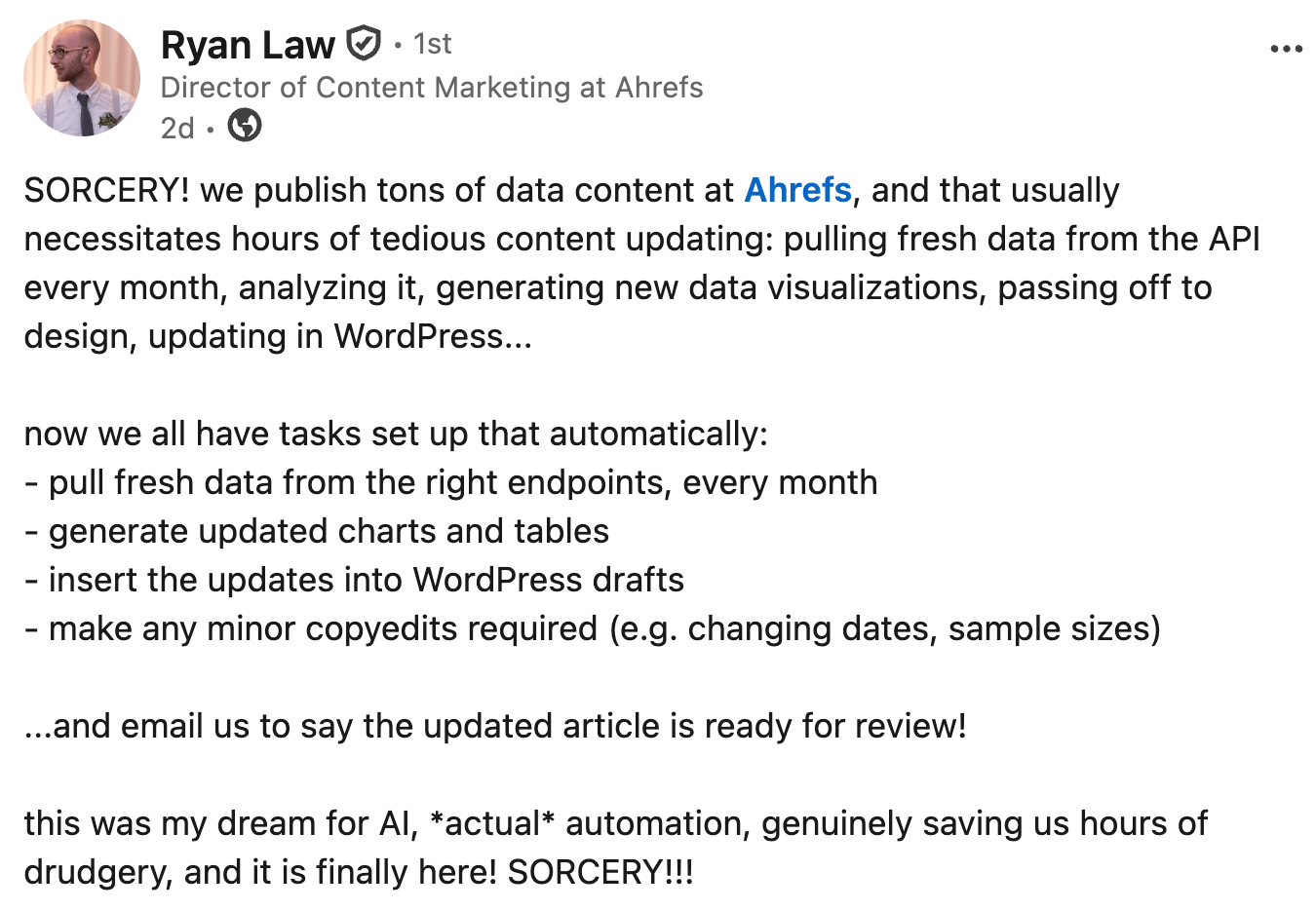 Ahrefs میں مواد کی مارکیٹنگ کے ڈائریکٹر Ryan Law کی ایک LinkedIn پوسٹ بتاتی ہے کہ کس طرح اس کی ٹیم خود بخود ڈیٹا کھینچتی ہے، چارٹ اور ٹیبل بناتی ہے، ورڈپریس ڈرافٹ کو اپ ڈیٹ کرتی ہے، اور اسے ای میل بھیجتی ہے۔ 