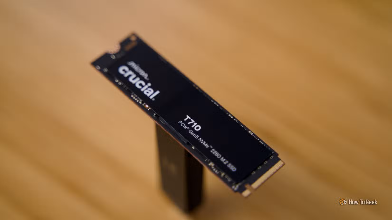 ایک اہم T710 NVMe SSD بانس کی میز پر بیٹھا ہے۔