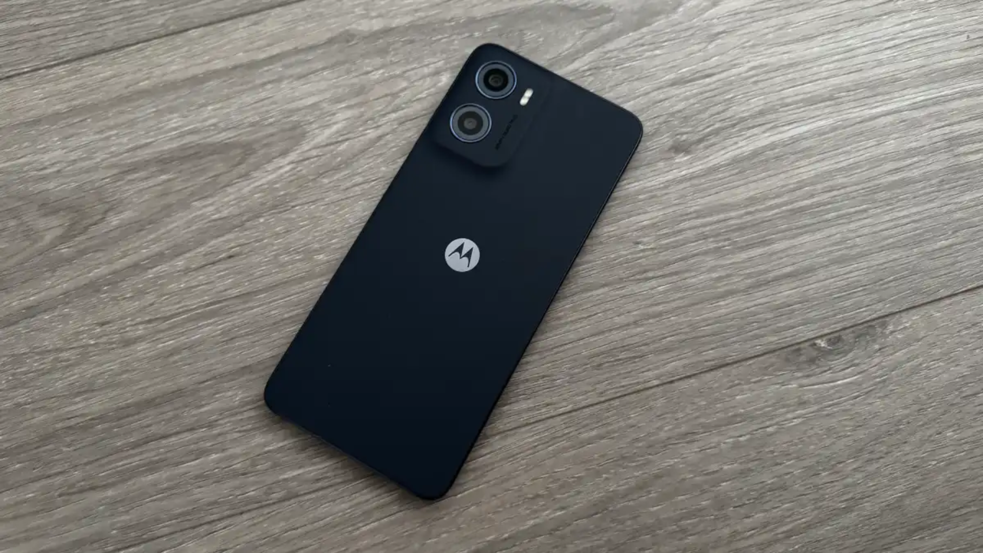 2026 کے بہترین بجٹ فونز: CMF، Samsung اور بہت کچھ 23 Motorola Moto E15 - بہترین £100 سے کم