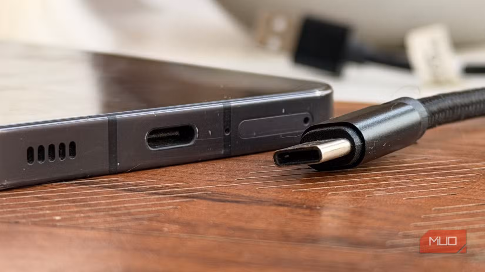 آپ کے فون پر USB-C پورٹ کے ساتھ USB-C پلگ 