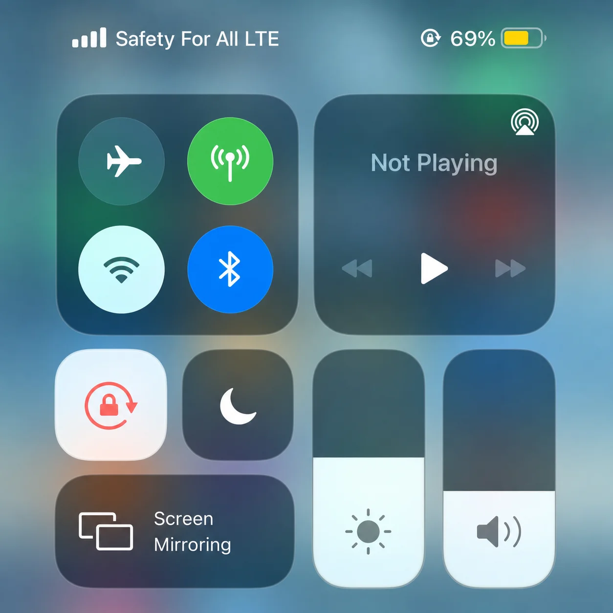 iOS کنٹرول سینٹر ایئرپلین موڈ، سیلولر ڈیٹا (ایکٹو/گرین)، وائی فائی اور بلوٹوتھ ٹوگلز، بہتر 2'ڈو ناٹ پلے'، اسکرین مررنگ، روٹیشن لاک، ڈسٹرب نہ کریں، اور میڈیا پلیئر چمک اور والیوم سلائیڈرز دکھا رہا ہے۔