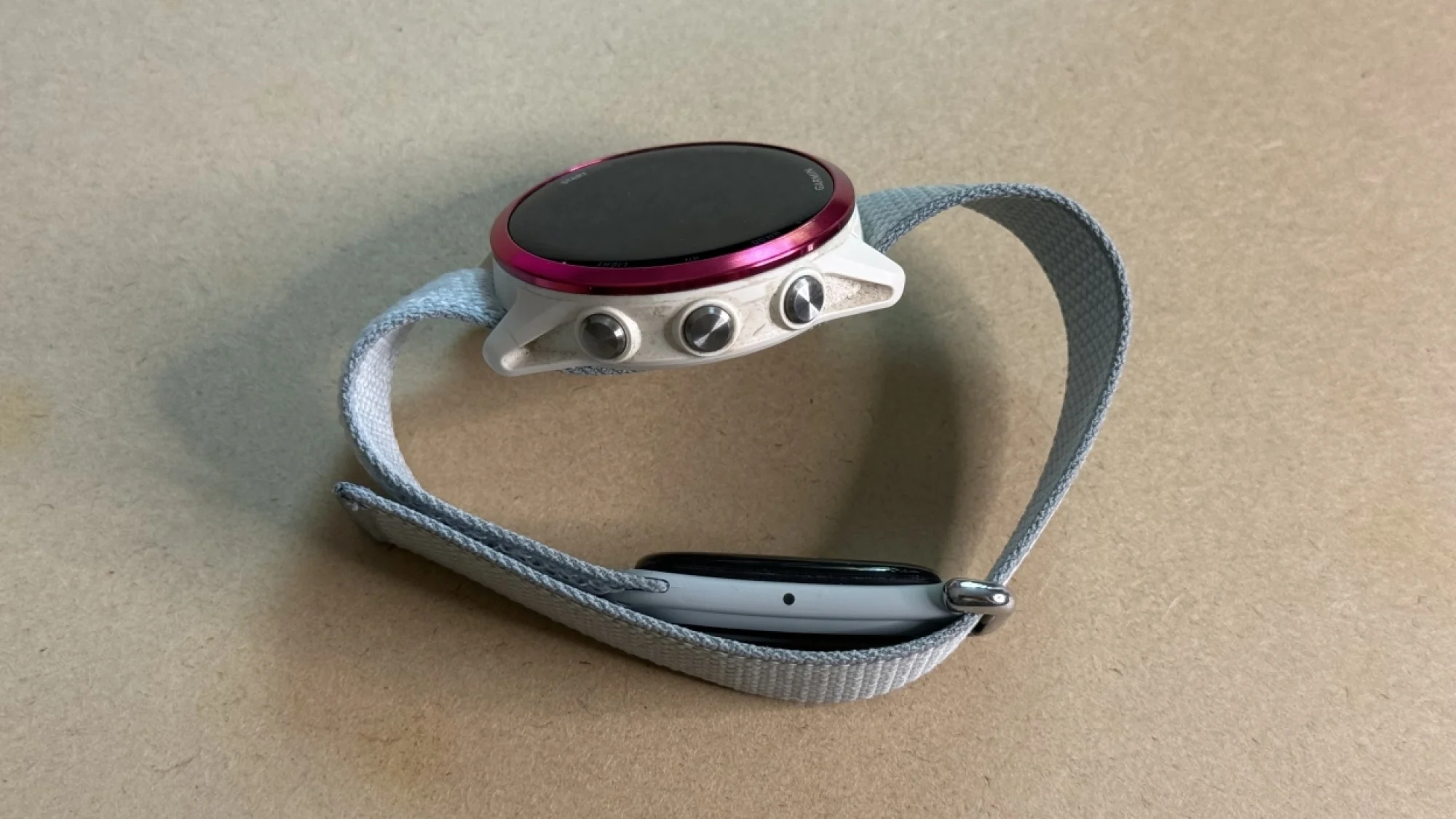 ایک ہی پٹے پر دیکھیں اور Fitbit