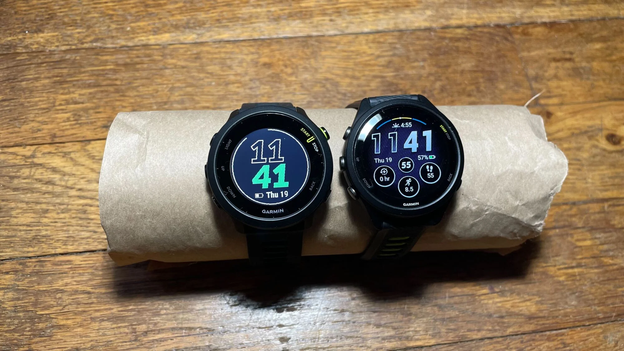 بائیں: Garmin Forerunner 55 (MIP)۔ دائیں: Garmin Forerunner 265S (AMOLED)