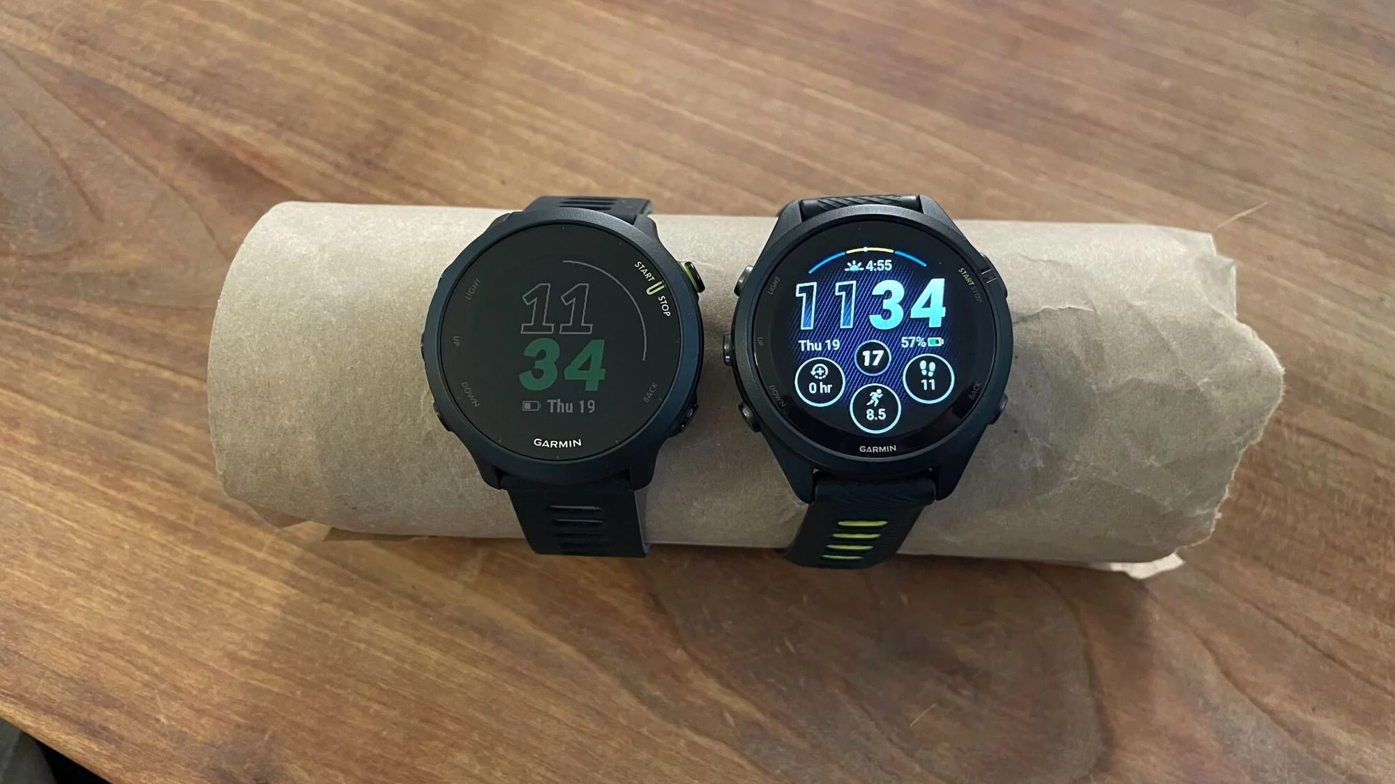 بائیں: Garmin Forerunner 55 (MIP)۔ دائیں: Garmin Forerunner 265S (AMOLED)