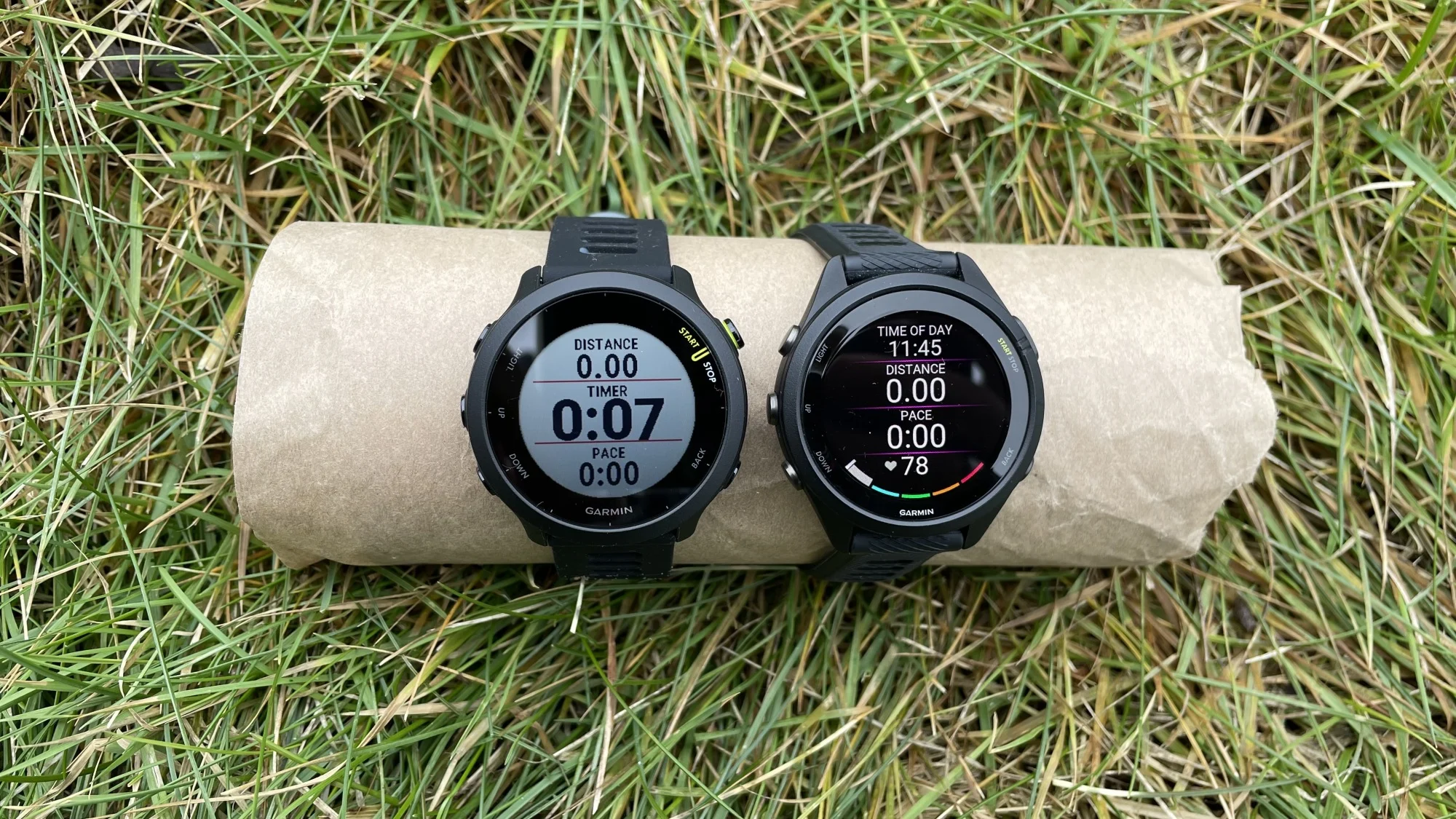 بائیں: Garmin Forerunner 55 (MIP)۔ دائیں: Garmin Forerunner 265S (AMOLED)