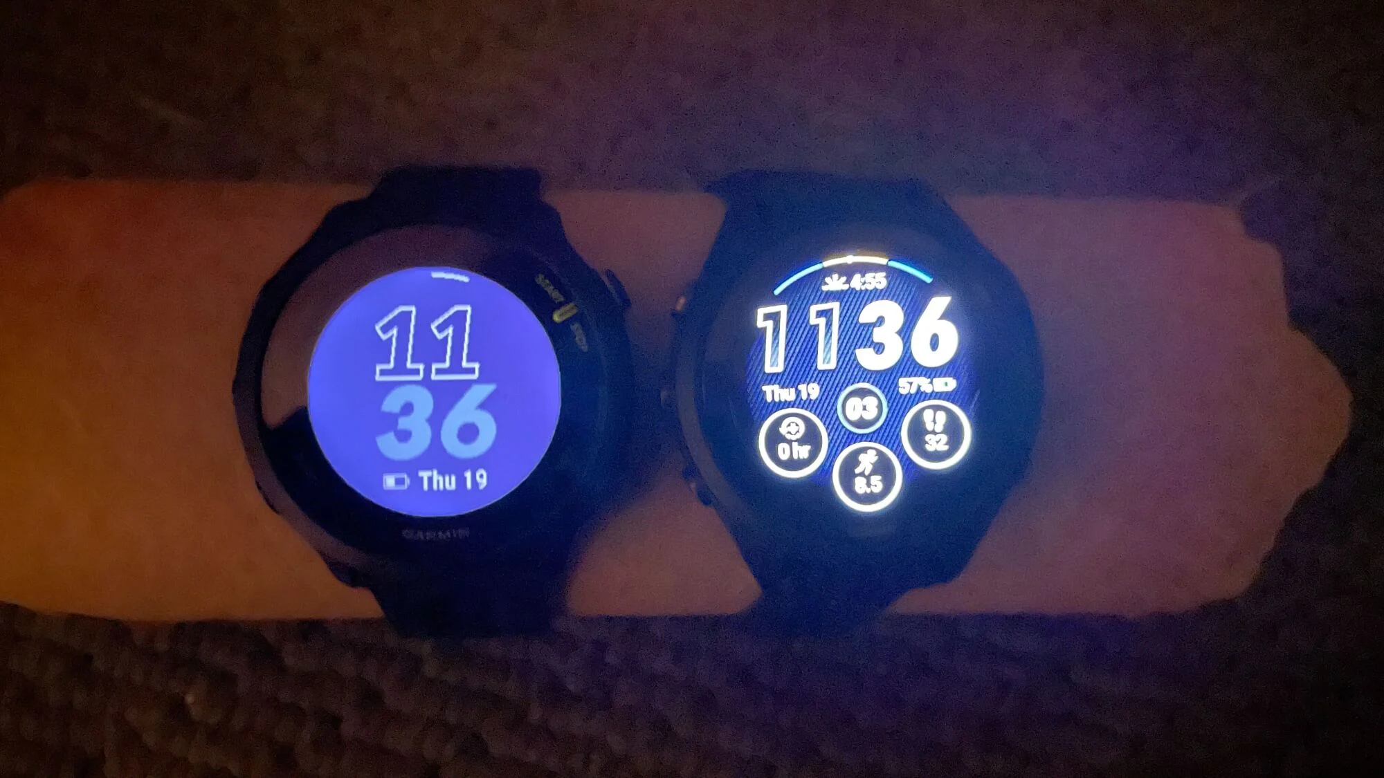 بائیں: Garmin Forerunner 55 (MIP)۔ دائیں: Garmin Forerunner 265S (AMOLED)