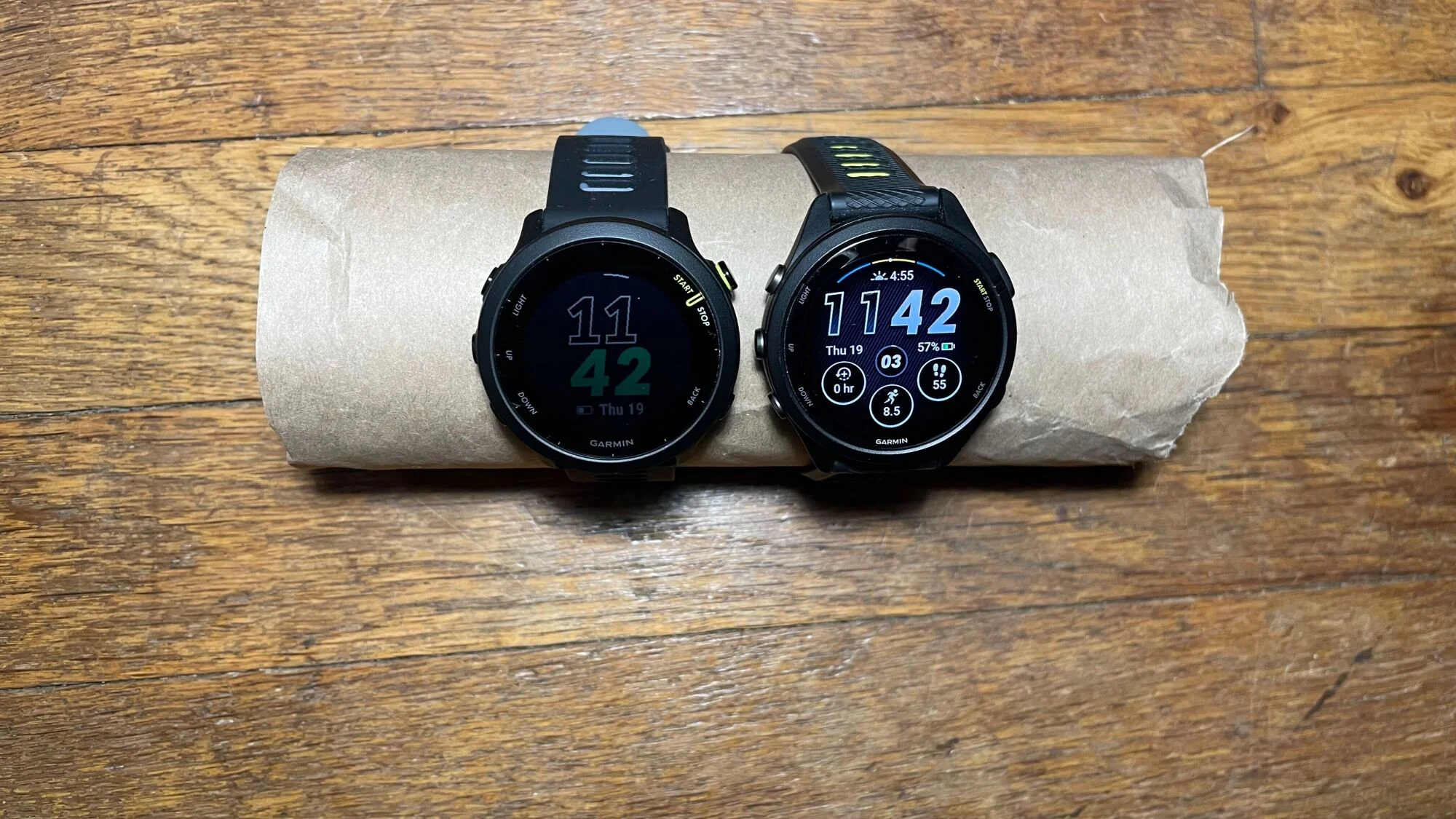 بائیں: Garmin Forerunner 55 (MIP)۔ دائیں: Garmin Forerunner 265S (AMOLED)