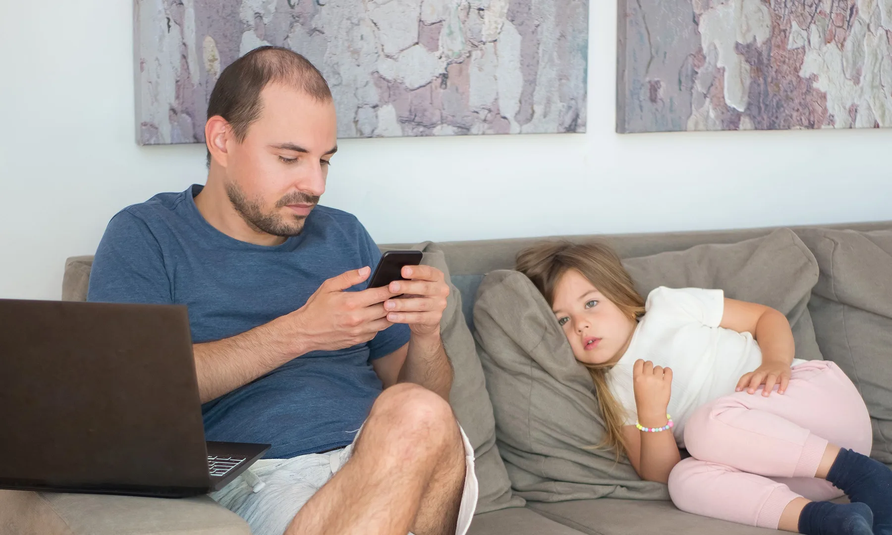 باپ اور بیٹی ڈیجیٹل آلات پر فوکس کرتے ہیں۔