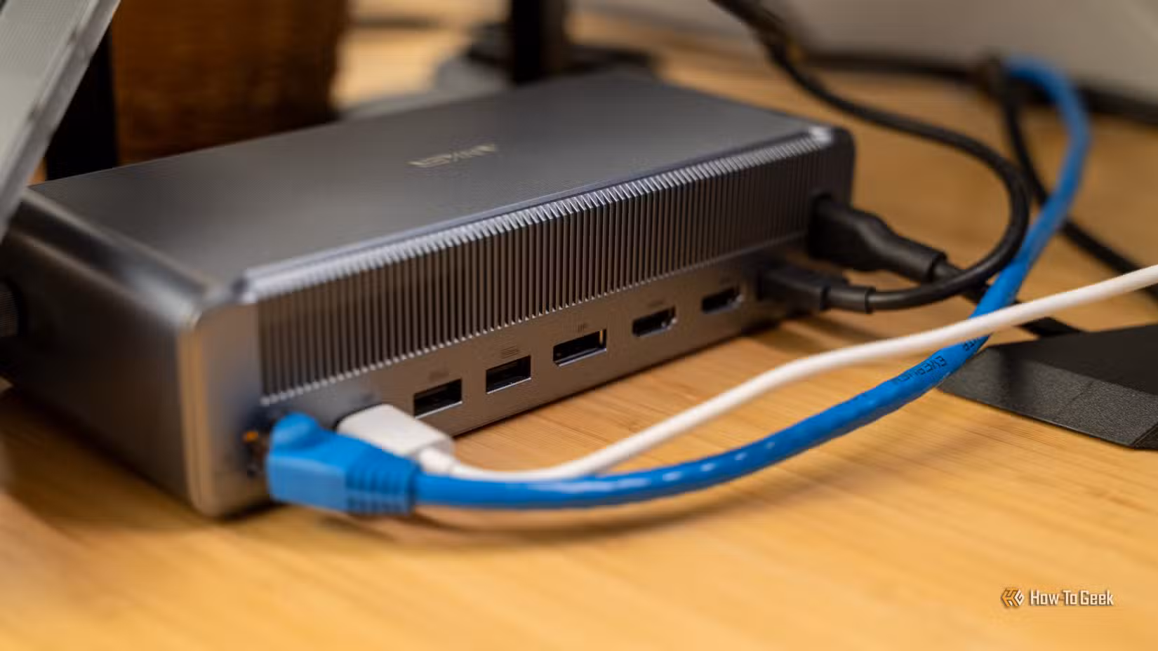 اینکر پرائم ڈاکنگ اسٹیشن کا پچھلا حصہ HDMI، USB، Ethernet، اور DisplayPort پلگ دکھا رہا ہے۔