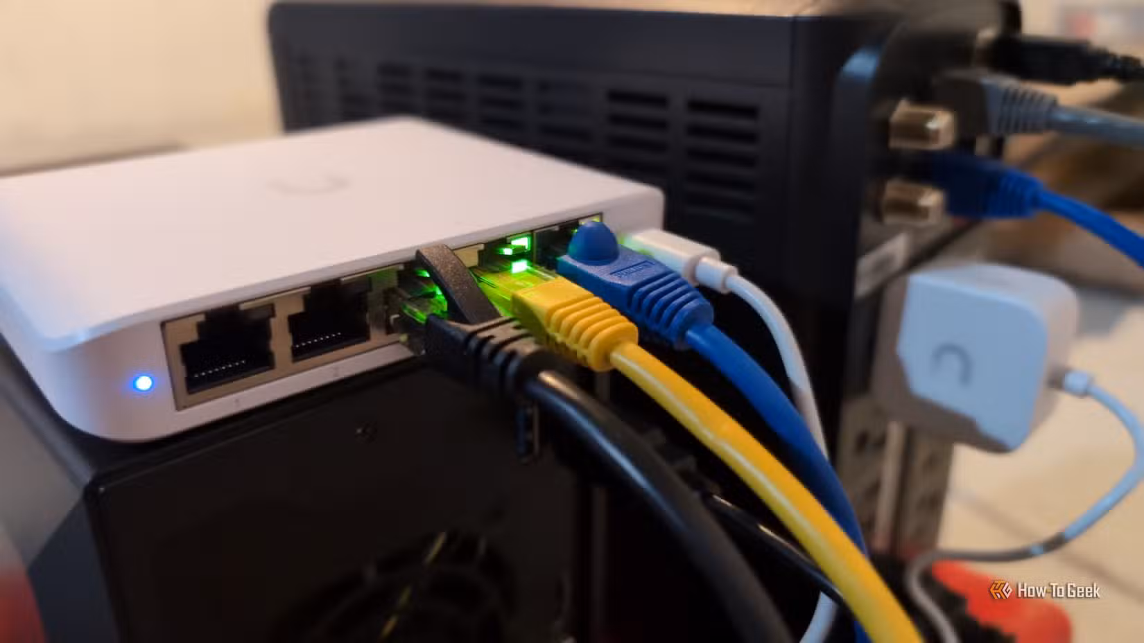 ایتھرنیٹ کیبل Ubiquiti Flex Mini کے زیر انتظام نیٹ ورک سوئچ سے منسلک ہے۔