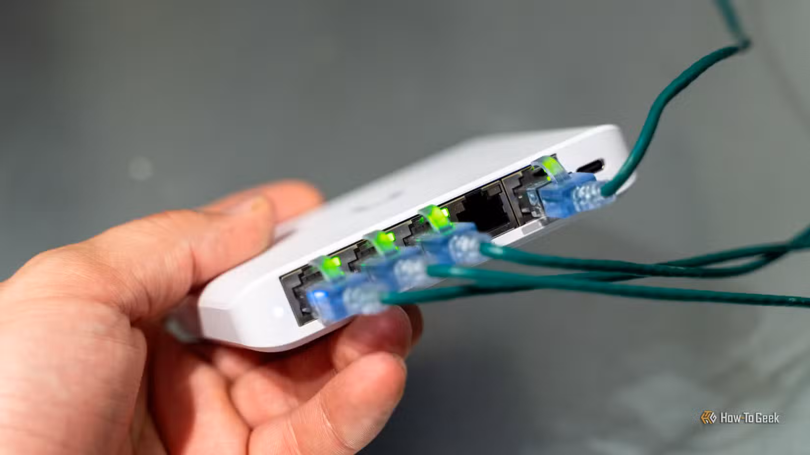 Unifi Flex Mini 2.5G ایتھرنیٹ سوئچ پر پورٹس لنک اشارے آن کے ساتھ۔