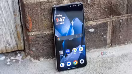 OnePlus 13 دیوار کے ساتھ جھکا ہوا ہے۔ 