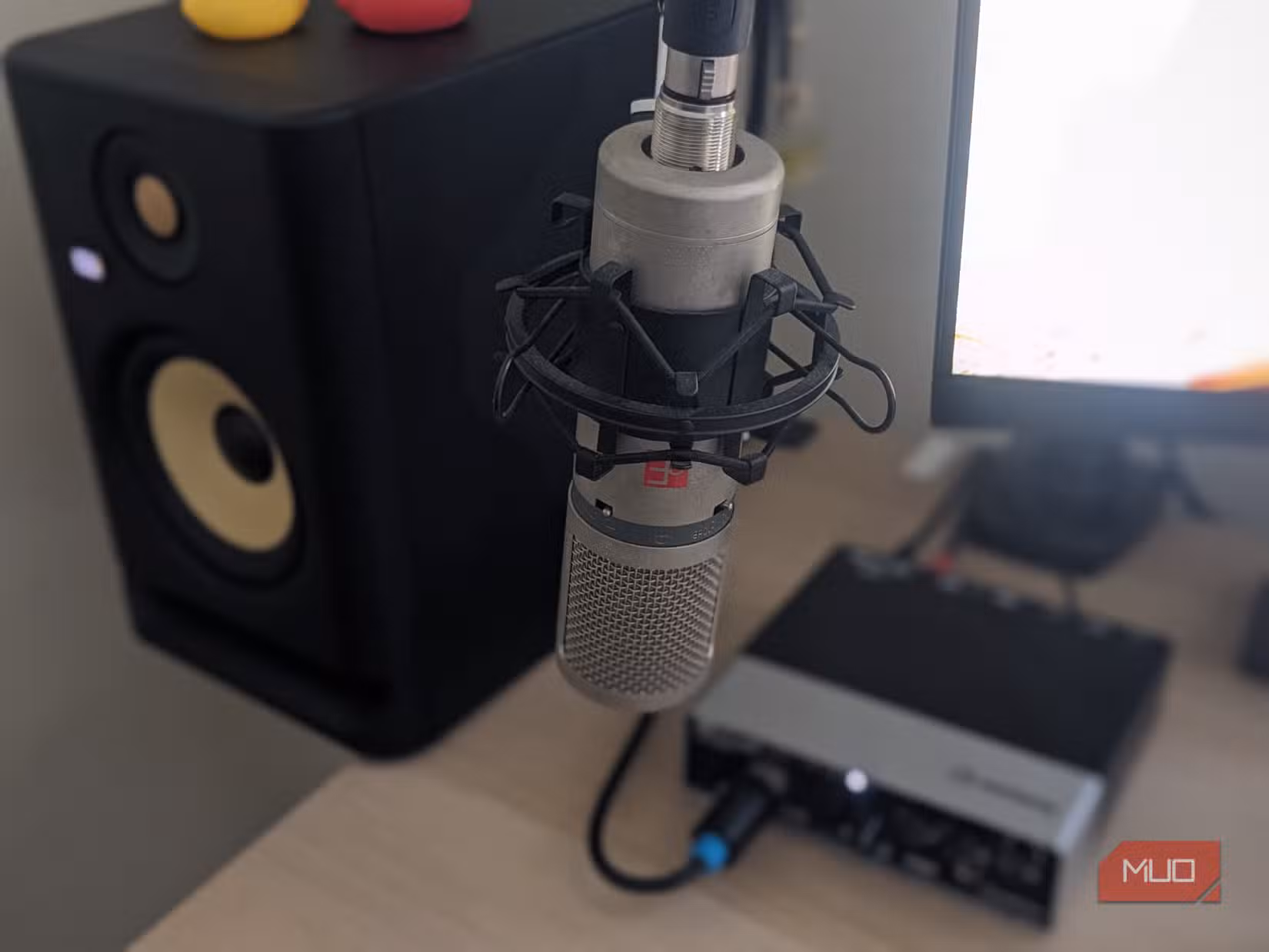 سٹینبرگ UR22 mkII انٹرفیس کے ساتھ کنڈینسر مائکروفون۔