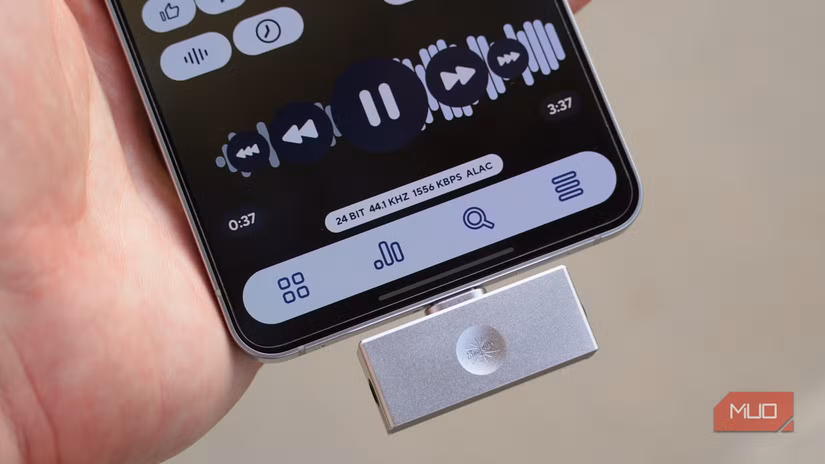 USB-C DAC ALAC میوزک فائلوں کو چلانے والے Android فون سے منسلک ہے۔