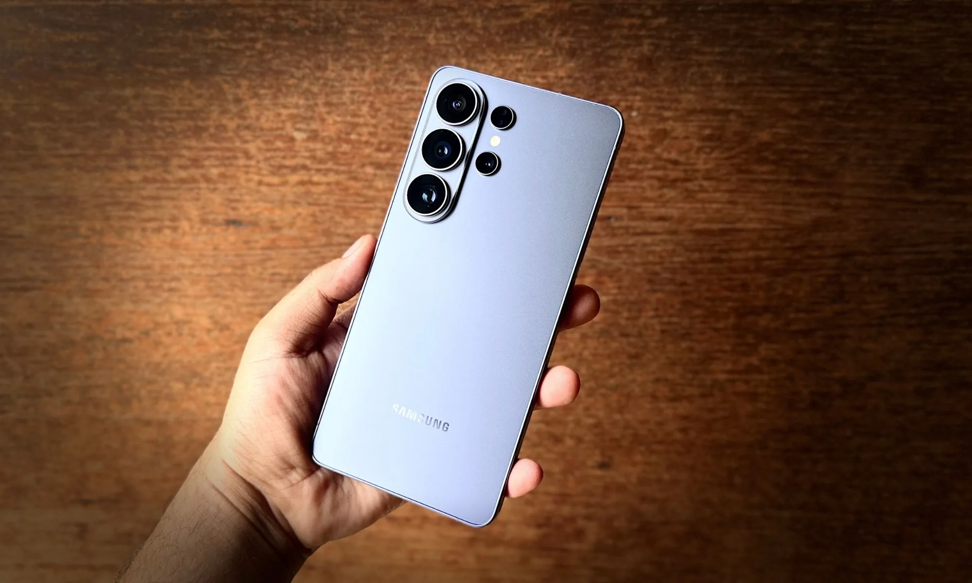 OnePlus چلا گیا، اور Android فونز امریکہ میں زیادہ بورنگ ہو گئے ہیں۔ 4 Samsung Galaxy S26 Ultra اسمارٹ فون نیلے رنگ میں۔