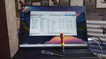Proxmox UI ایک پورٹیبل مانیٹر پر چل رہا ہے جس پر دو ڈرائیور ہیں۔