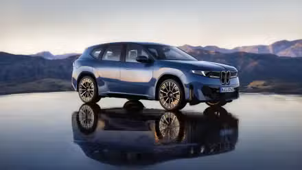 2026 BMW iX3 کا فرنٹ 3/4 شاٹ