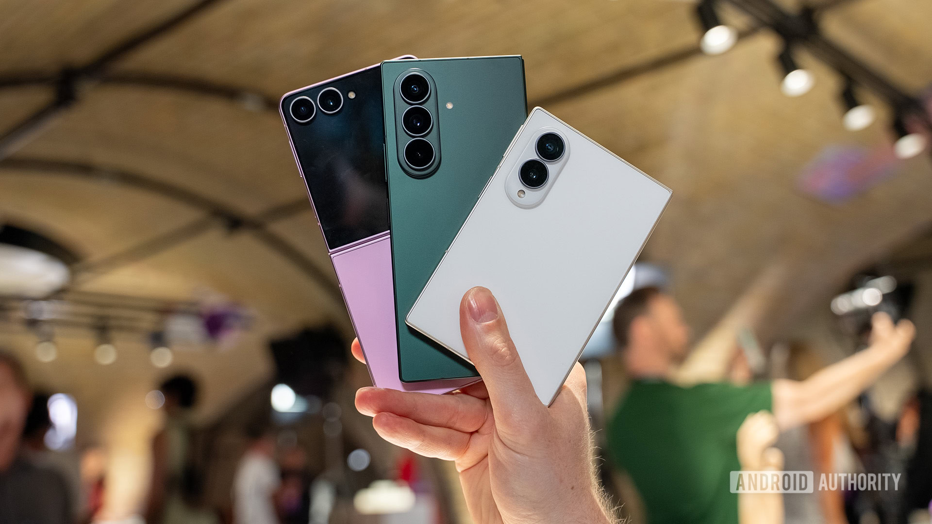 Z Fold 8 Z Flip 8 اور Z Zold 8 Ultra کو اپنے ہاتھ میں پکڑیں۔ Z Fold 8 Z Flip 8 اور Z Zold 8 Ultra کو اپنے ہاتھ میں پکڑیں۔