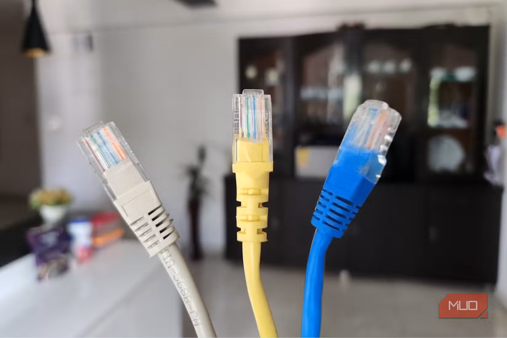 نیلے پیلے اور سرمئی ایتھرنیٹ کیبل