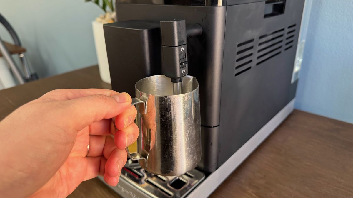KitchenAid KF2 پر بھاپ کی چھڑی کا استعمال کرتے ہوئے گھڑے میں دودھ بھاپنا۔