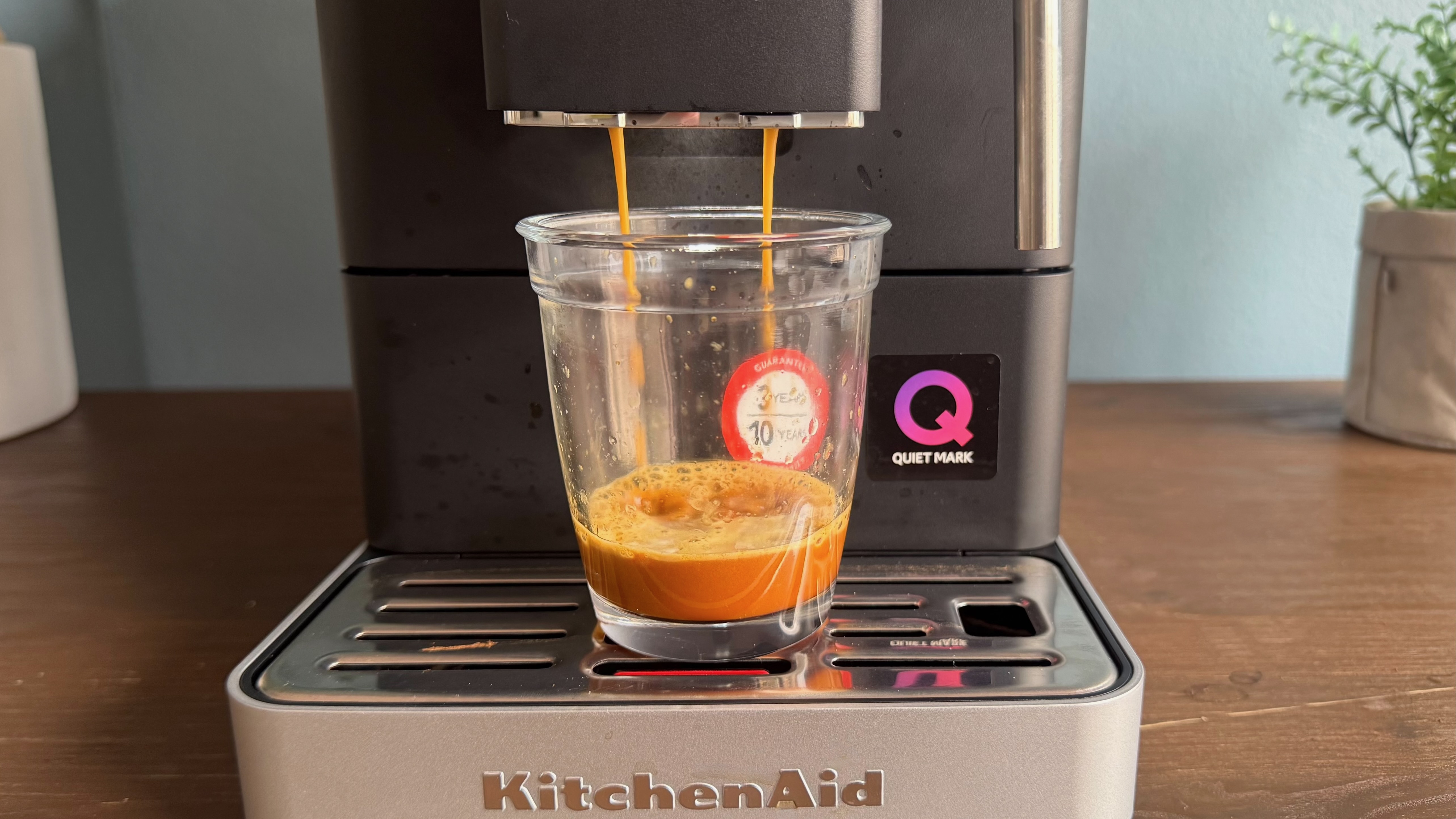 KitchenAid KF2 میں کافی ڈالنا
