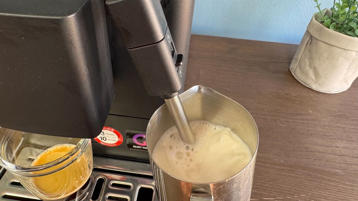 KitchenAid KF2 پر چھڑی کا استعمال کرتے ہوئے دودھ کو بھاپنا
