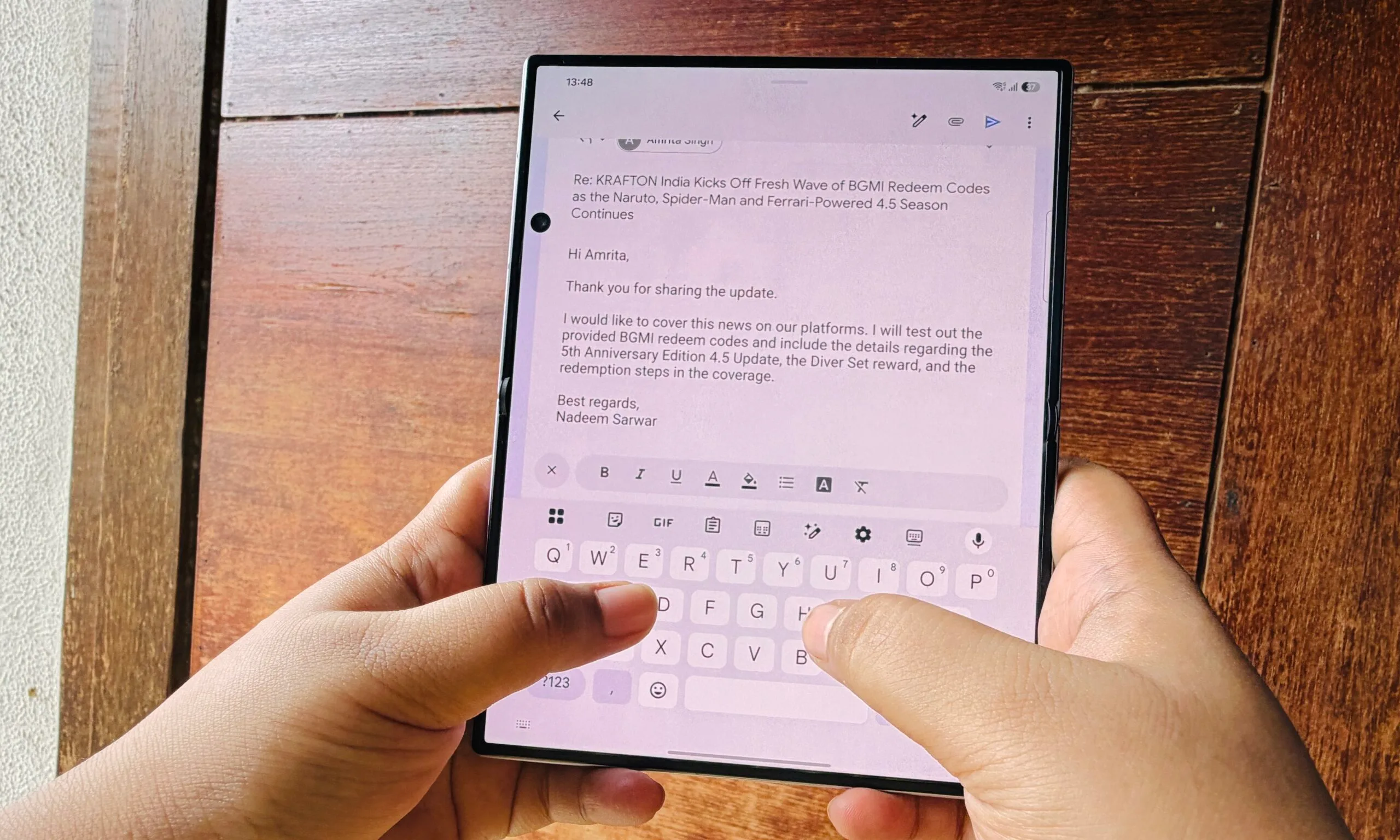 Galaxy Z Fold 8 پر ای میل درج کرنا۔