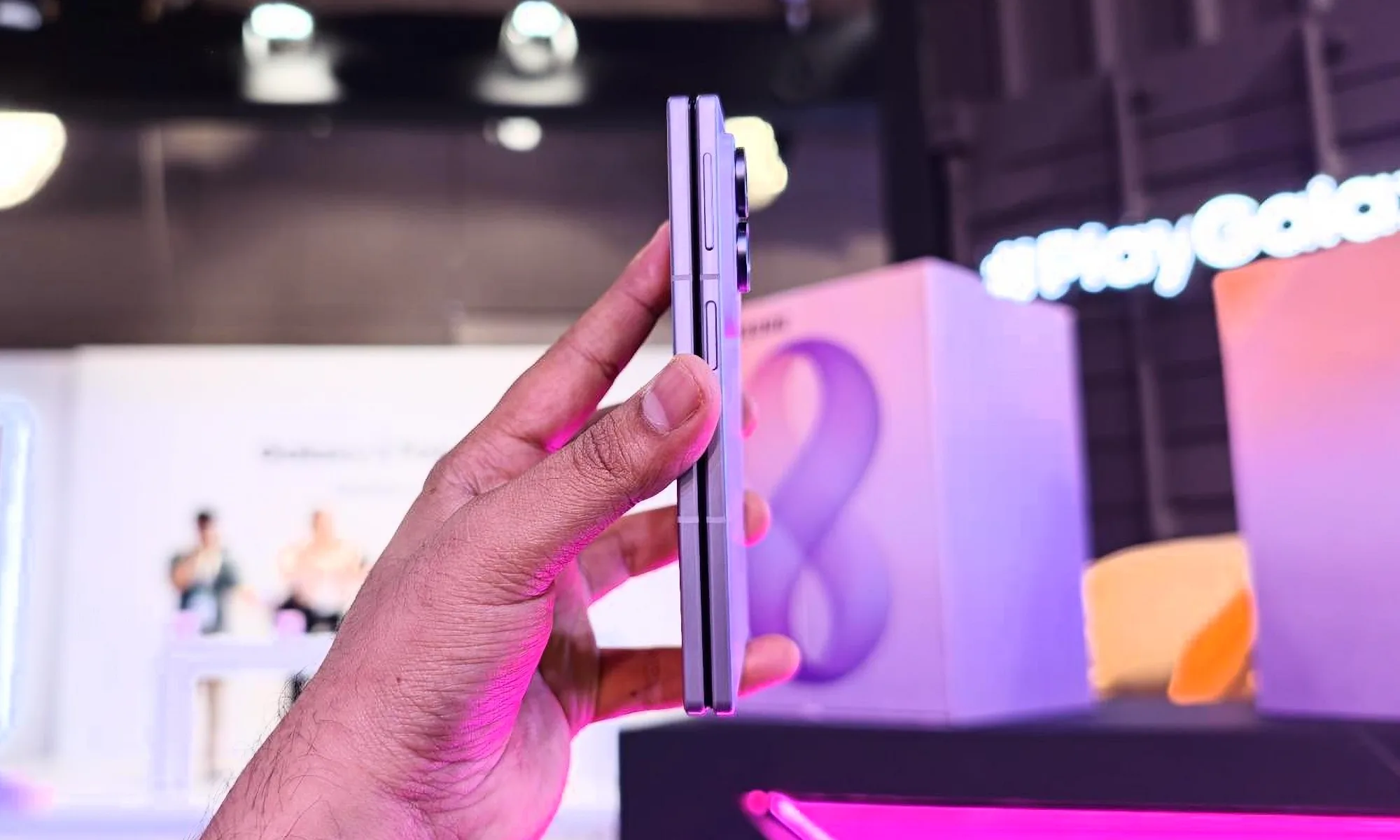 Samsung Galaxy Z Fold 8 سائیڈ ویو