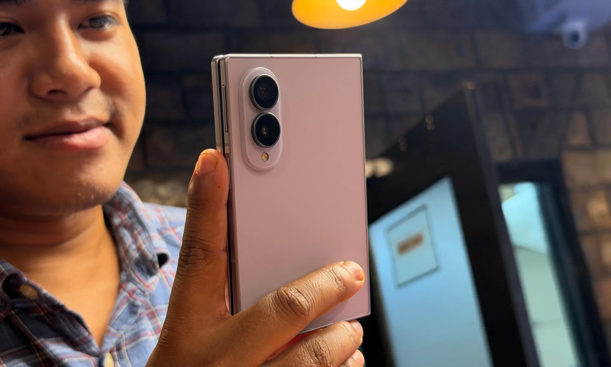 Samsung Galaxy Z Fold 8 کا پچھلا حصہ۔