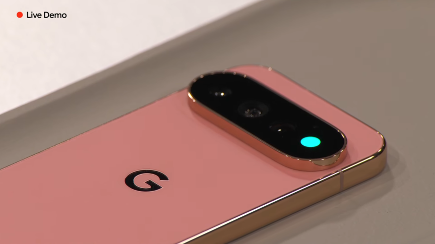 Made by Google 2026 کے بارے میں میری پسندیدہ چیزیں 5 Pixel 11 Pro اسمارٹ فون جس کی پشت پر سبز روشنی ہے۔