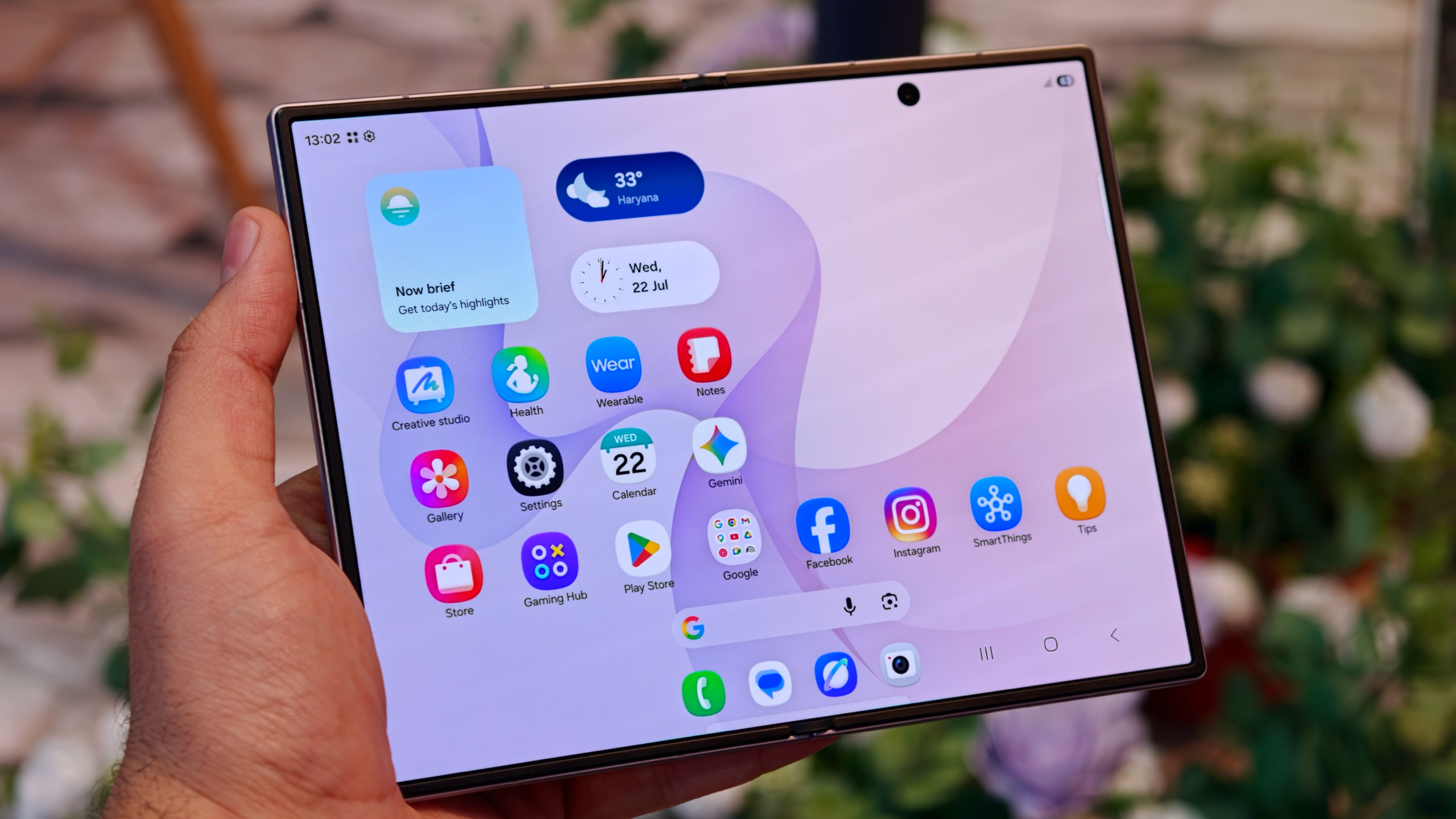 اپنے لیے Samsung Galaxy Z Fold 8 آزمائیں۔