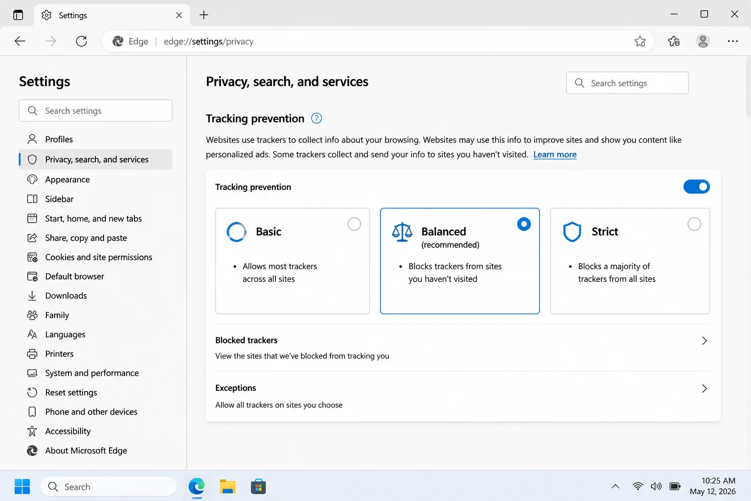 Edge پرائیویسی، تلاش، اور خدمات کا صفحہ edge://settings/privacy پر، جو ٹریکنگ کی روک تھام کے لیے بنیادی، متوازن، سخت اور مستثنیات کو ظاہر کرتا ہے۔