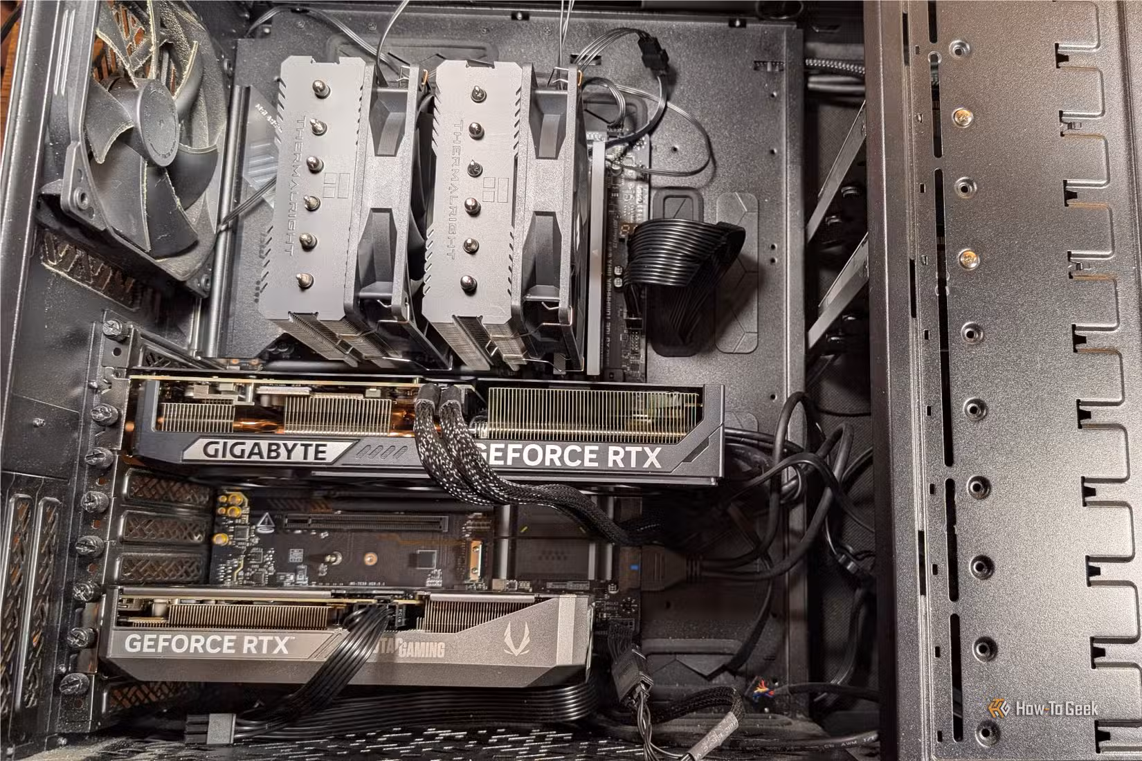 ایک بڑے پی سی کیس میں 2 GPUs۔ 