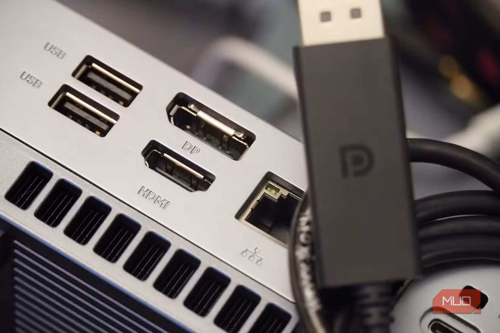 DP اور HDMI ان پٹ کے ساتھ ایک منی پی سی کے اوپر ڈسپلے پورٹ کیبل۔