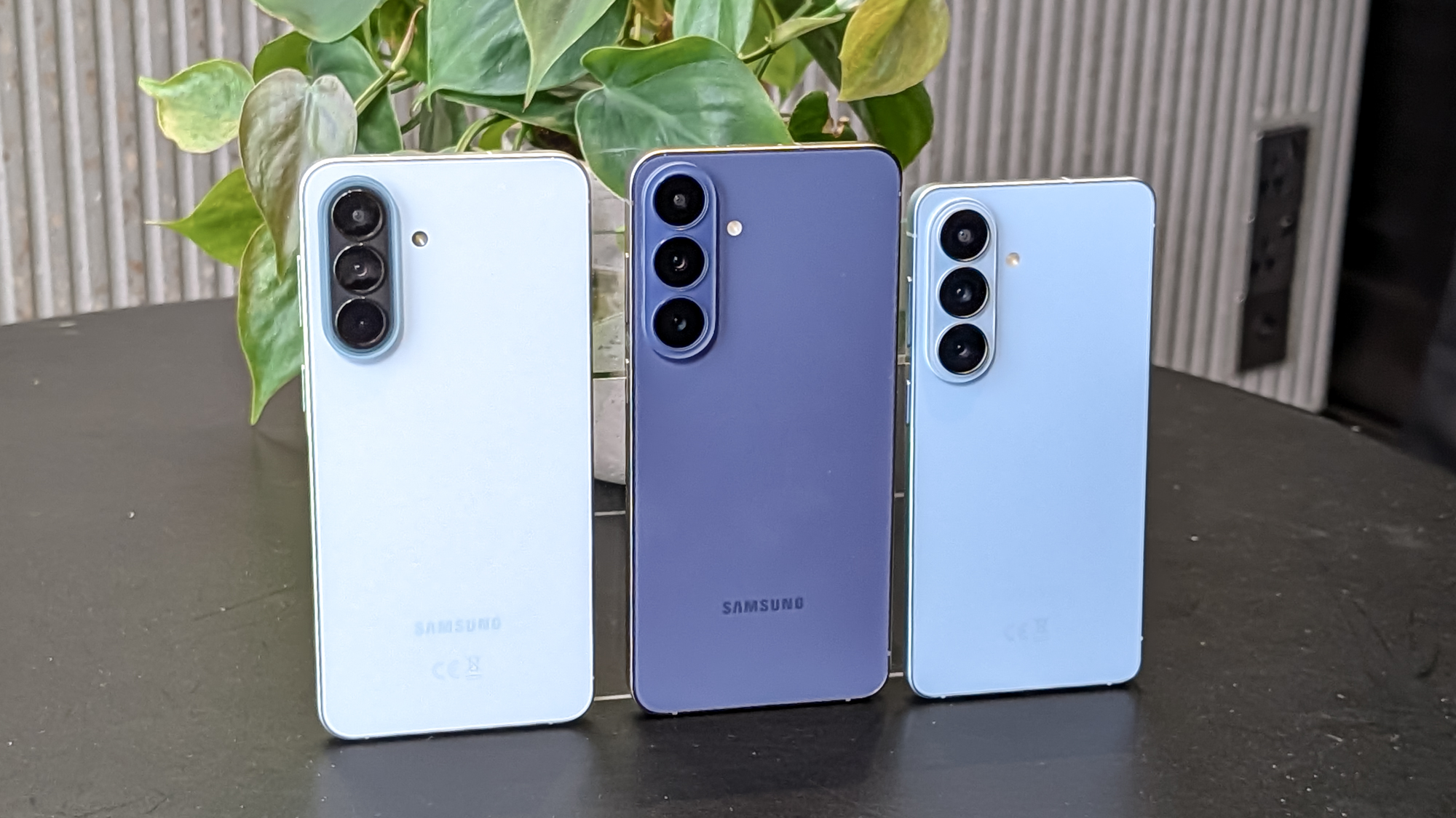 Samsung Galaxy S26 FE A57 اور Galaxy S26 کے خلاف۔