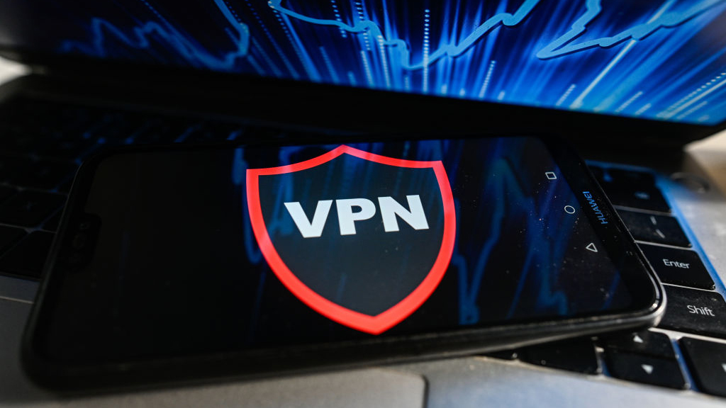 VPN آپ کے لیپ ٹاپ کی بورڈ پر آرام کرتے ہوئے آپ کے فون پر چلتا ہے۔
