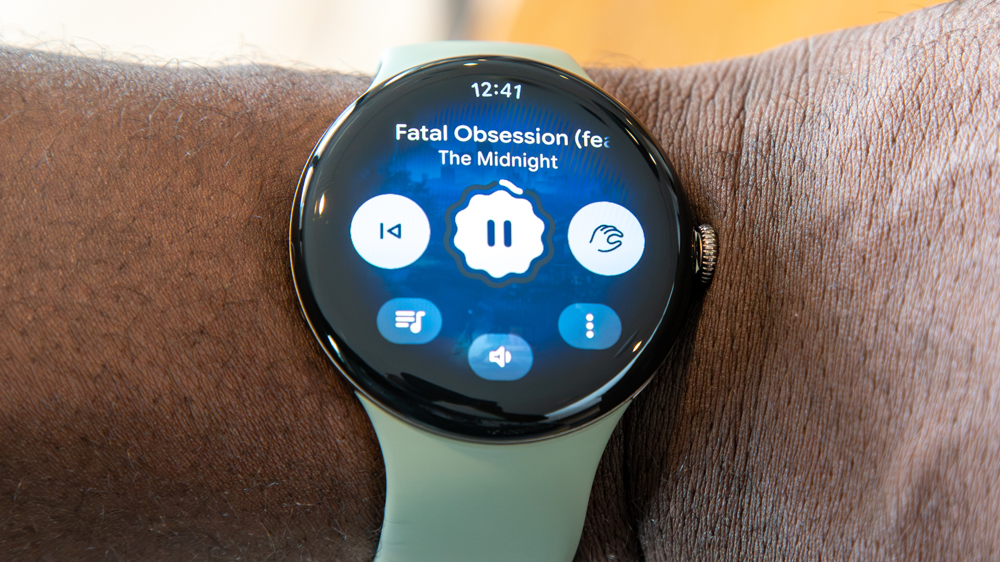 Pixel Watch 5 پر میڈیا پلیئر اور چوٹکی کے اشارے