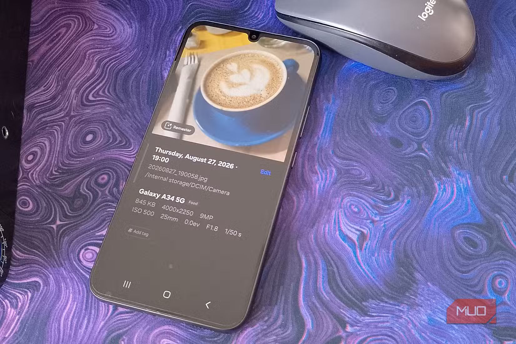سام سنگ گیلری کی تصویر کی تفصیلات کی سکرین Galaxy A34 5G کے ساتھ لی گئی کافی تصویر کے لیے ریماسٹر بٹن دکھا رہی ہے۔
