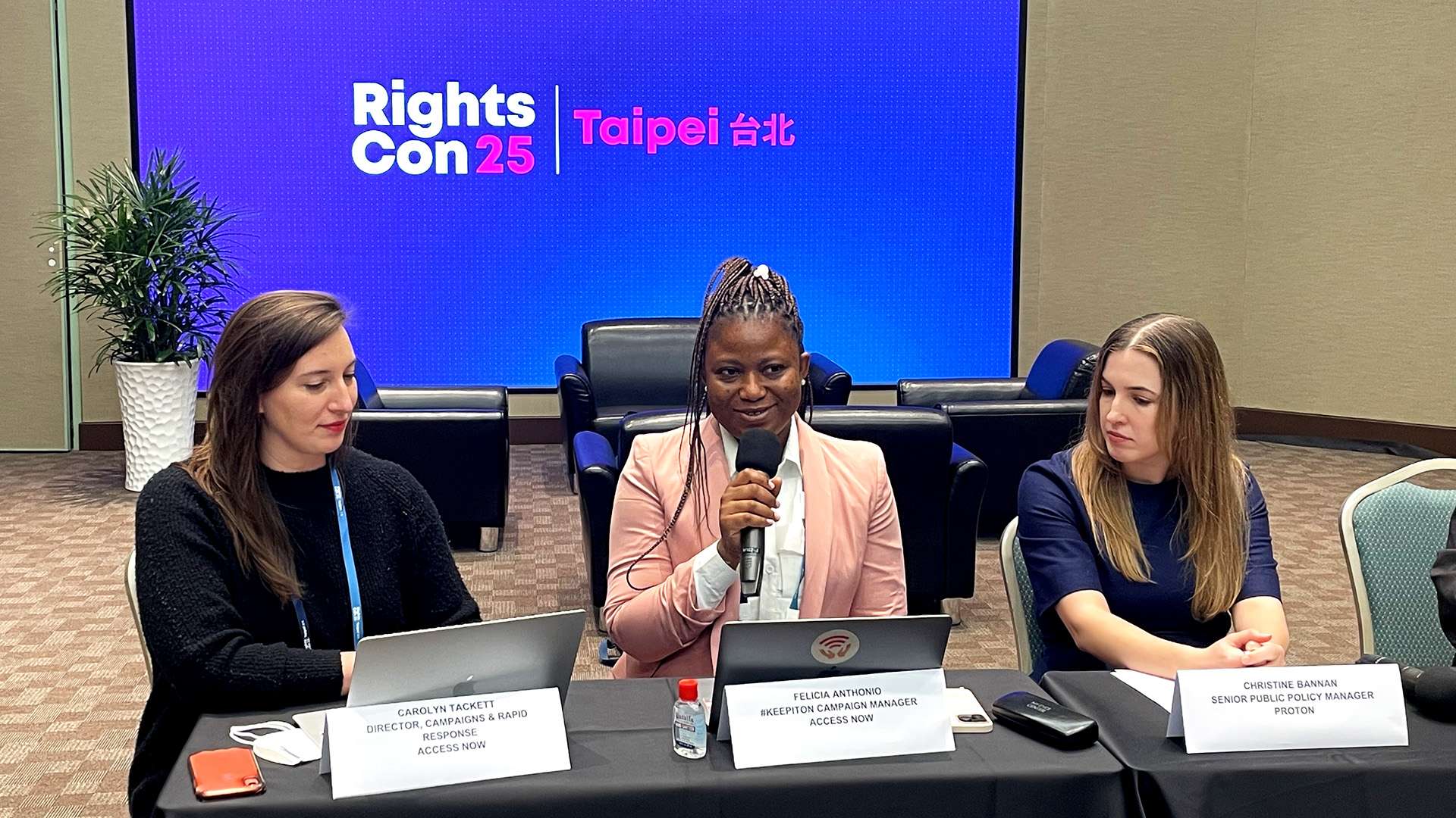 RightsCon 2025 پینل پریس بریفنگ کے دوران انٹرنیٹ کی بندش پر تازہ ترین Access Now رپورٹ