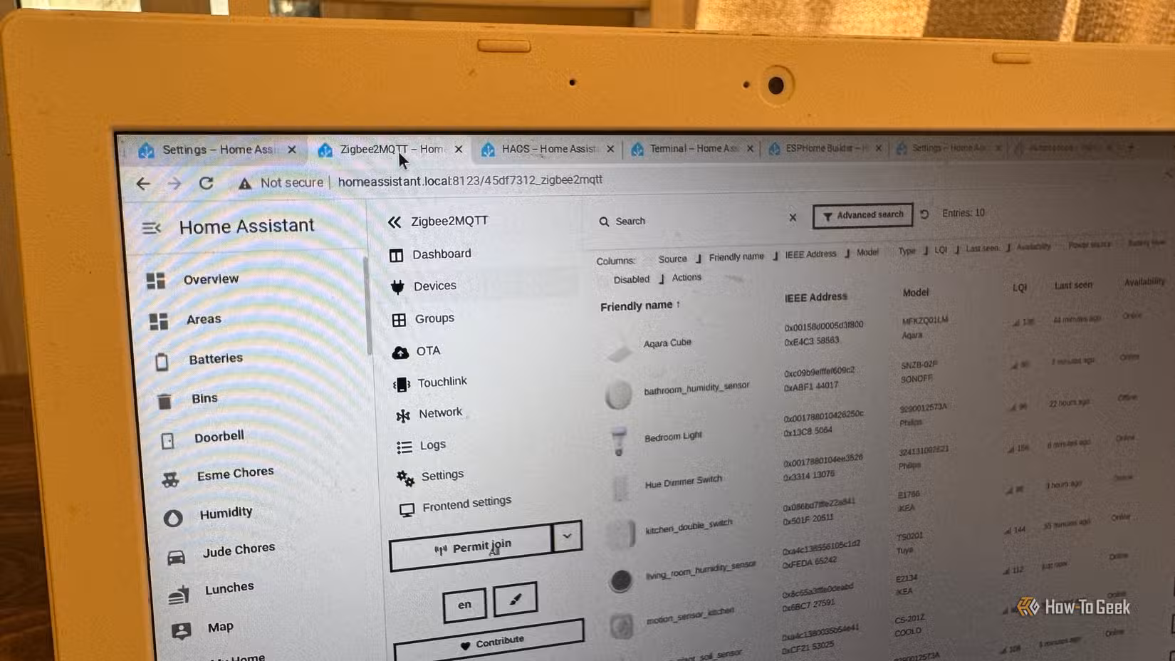 Chromebook کو ہوم اسسٹنٹ ٹرمینل کے طور پر استعمال کیا جاتا ہے جو Zigbee2MQTT ڈیوائس کا صفحہ دکھاتا ہے۔