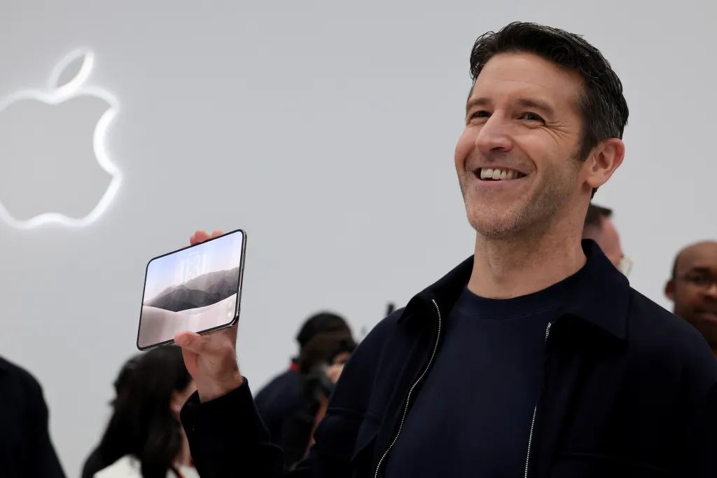 ایپل نے $1,999 فولڈ ایبل iPhone Duo لانچ کیا، جو اب تک کا سب سے مہنگا اور جدید آئی فون ہے۔ 1 Ternus کے پاس ایک iPhone Duo ہے۔ تصویر کریڈٹ: بینجمن فینجائے/گیٹی امیجز
