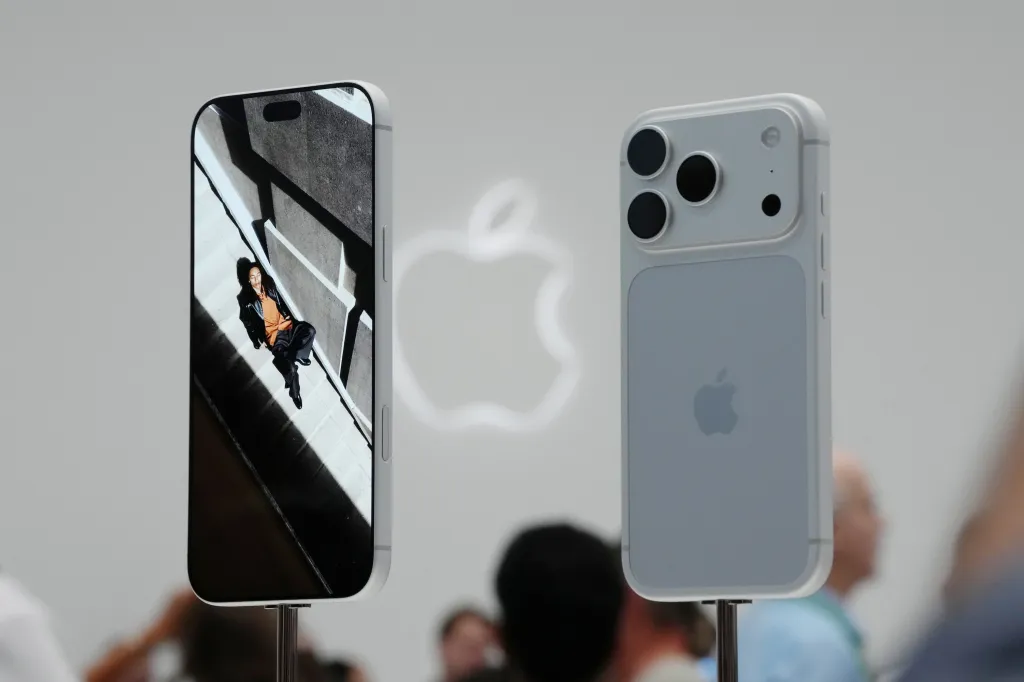 ایپل نے $1,999 فولڈ ایبل iPhone Duo لانچ کیا، جو اب تک کا سب سے مہنگا اور جدید آئی فون ہے۔ 2 ایپل آئی فون 18 پرو میکس (بائیں) اور پرو (دائیں) اسمارٹ فونز پروڈکٹ کے دوران کیپرٹینو کے ایپل پارک میں منعقدہ تقریب کو ظاہر کرتے ہیں۔ فوٹوگرافر: ڈیوڈ پال مورس/بلومبرگ