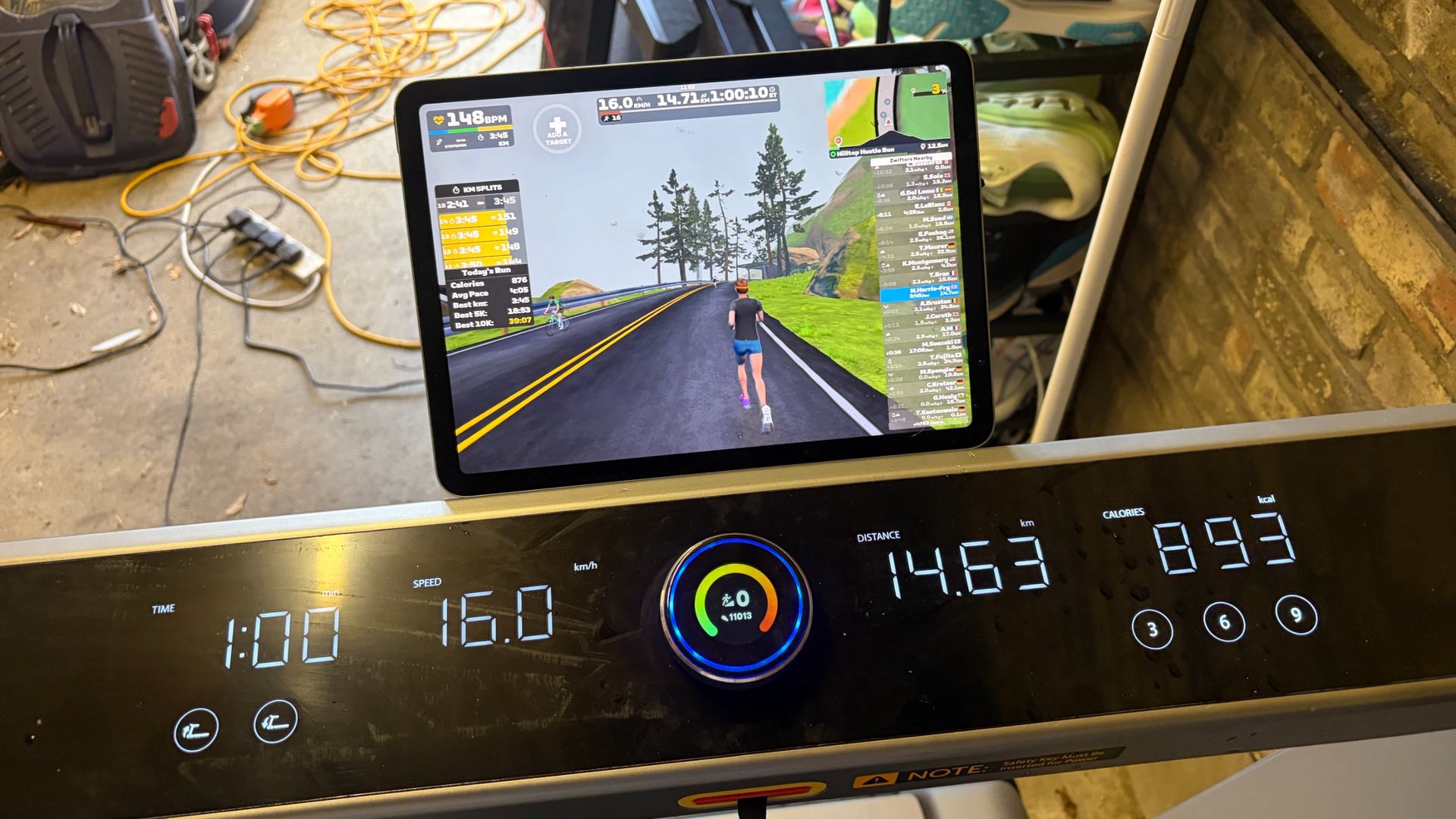 میں WalkingPad G5i ٹریڈمل پر چلتا ہوں اور تین گنا ڈیزائن میرے چھوٹے گھر کے لیے بہترین ہے۔ 10 واکنگ پیڈ G5i ٹریڈمل