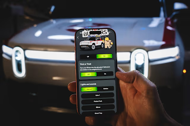 ریوین کی ہالووین اپ ڈیٹ 2 نومبر تک R1 اور R2 کو Ghostbusting EVs میں بدل دے گی 2 پس منظر میں Ecto-R1 حسب ضرورت کے ساتھ آپ کے فون پر Rivian Ghostbusters ایپ