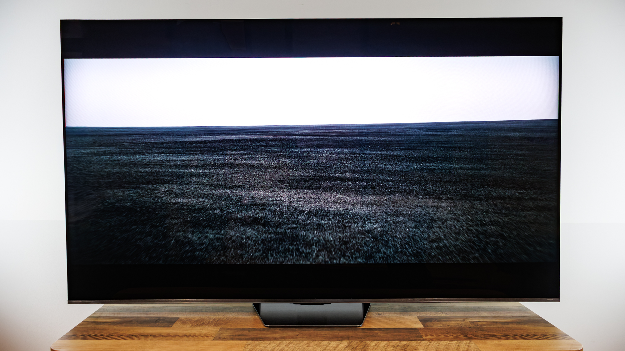 ڈیسک پر ہائی سینس 75UR8SG RGB MiniLED TV