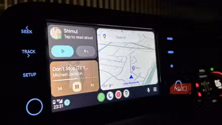 آپ کے کار کے ڈیش بورڈ پر Android Auto